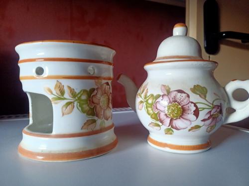 Vintage keramieken theepot met Rechaud bloemenmotief