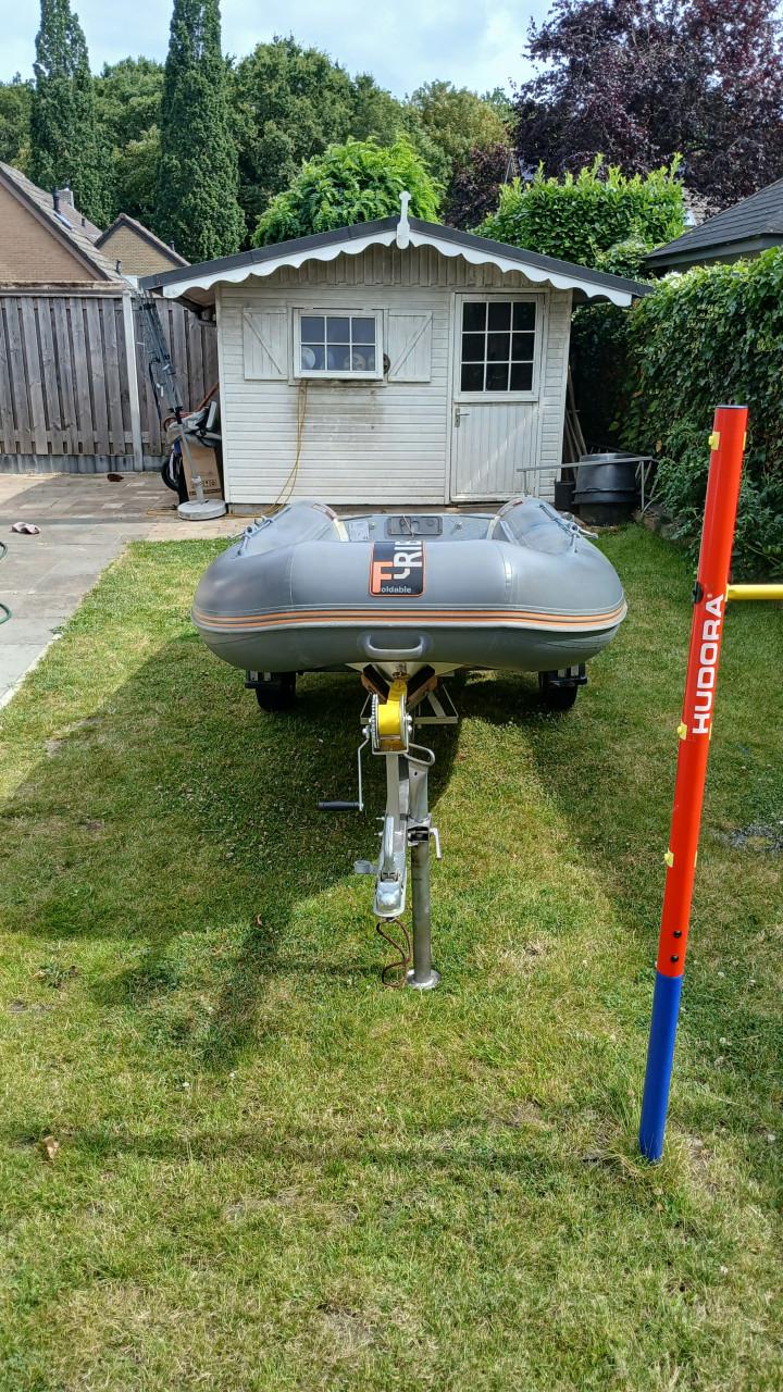 Frib 360 ribboot met kalftrailer en mercury 5pk.