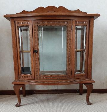 Antieke eiken displaykast met glazen deuren.