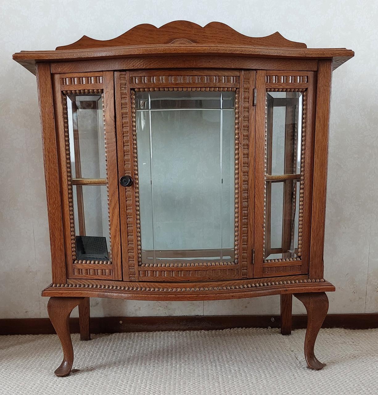 Antieke eiken displaykast met glazen deuren.