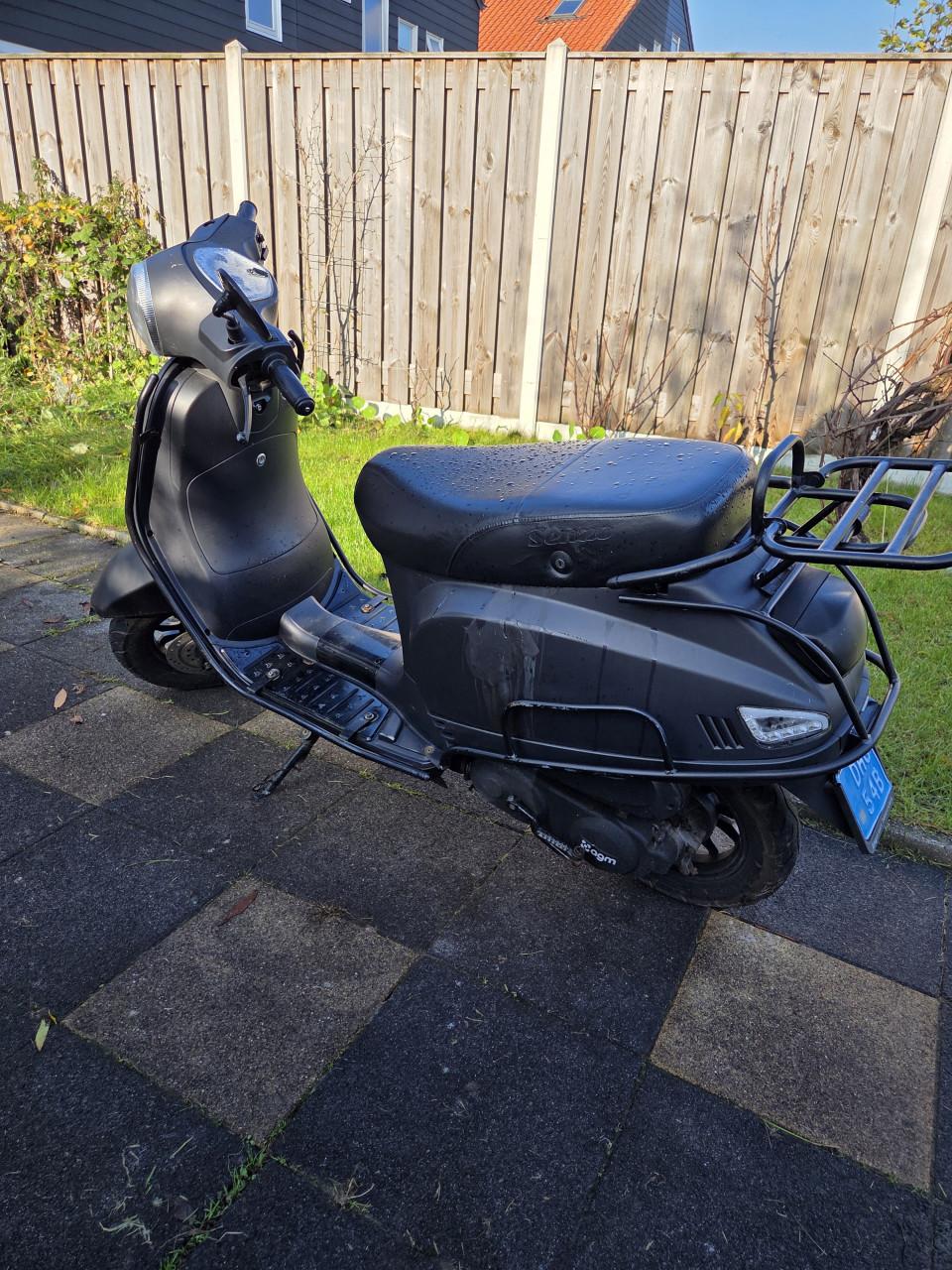 La Souris snorscooter blauw kenteken