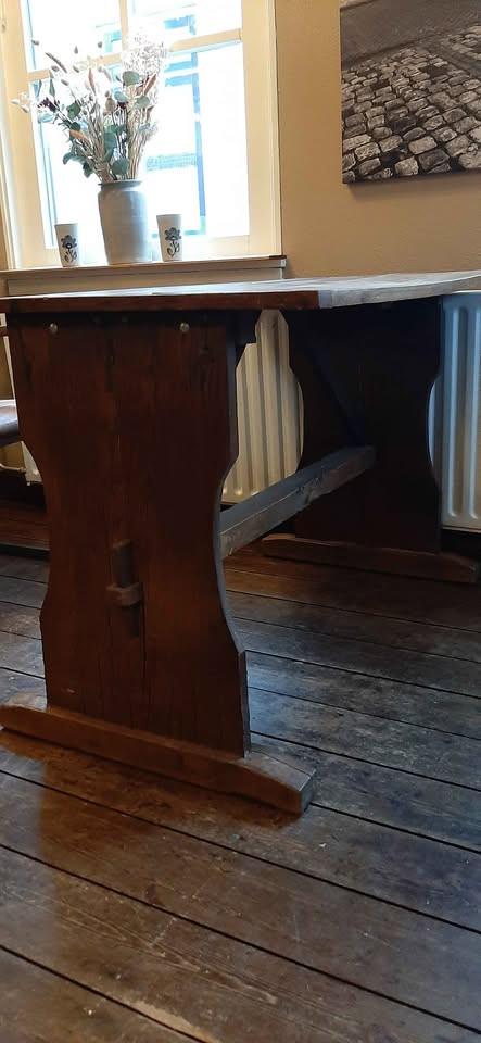 Antieke klooster tafels