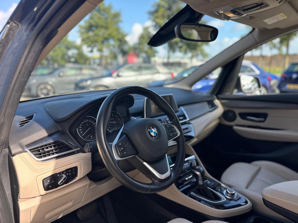 BMW 2-serie gran tourer 220i luxury 7p. * trekhaak * leer * panoramadak * n