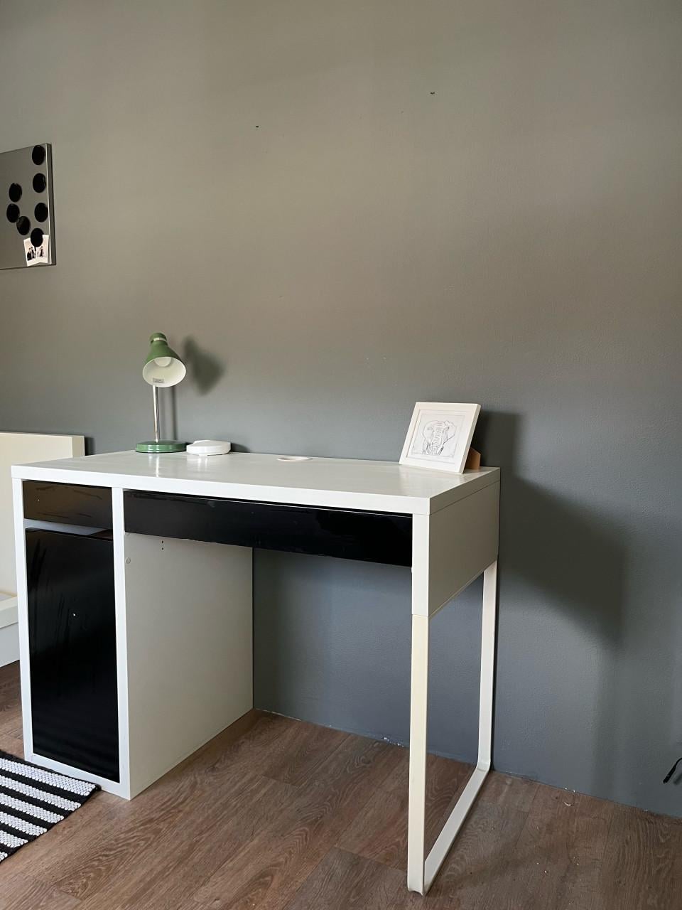 Bureau met twee lades en een kastje