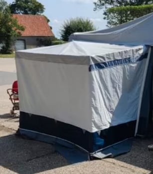 Mooi gezinscaravan Adria 440 , 1993 met orrigineel stapelbed, Tent ,uitbouw