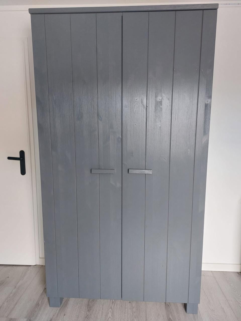 Kledingkast en speelgoedkist van Woood Dennis