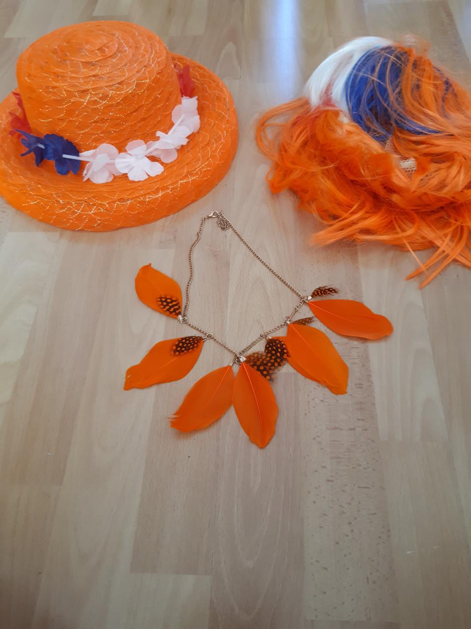 Oranje hoedje - pruik en ketting  samen 5,00