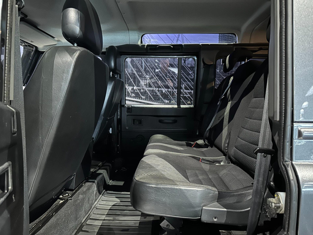 Land Rover Defender 2.4 td 110" x-tech dc *grijs kenteken 7 persoons*