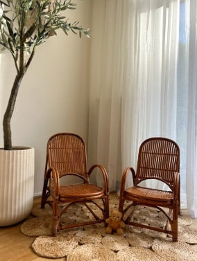 Twee unieke rotan kinderstoeltjes