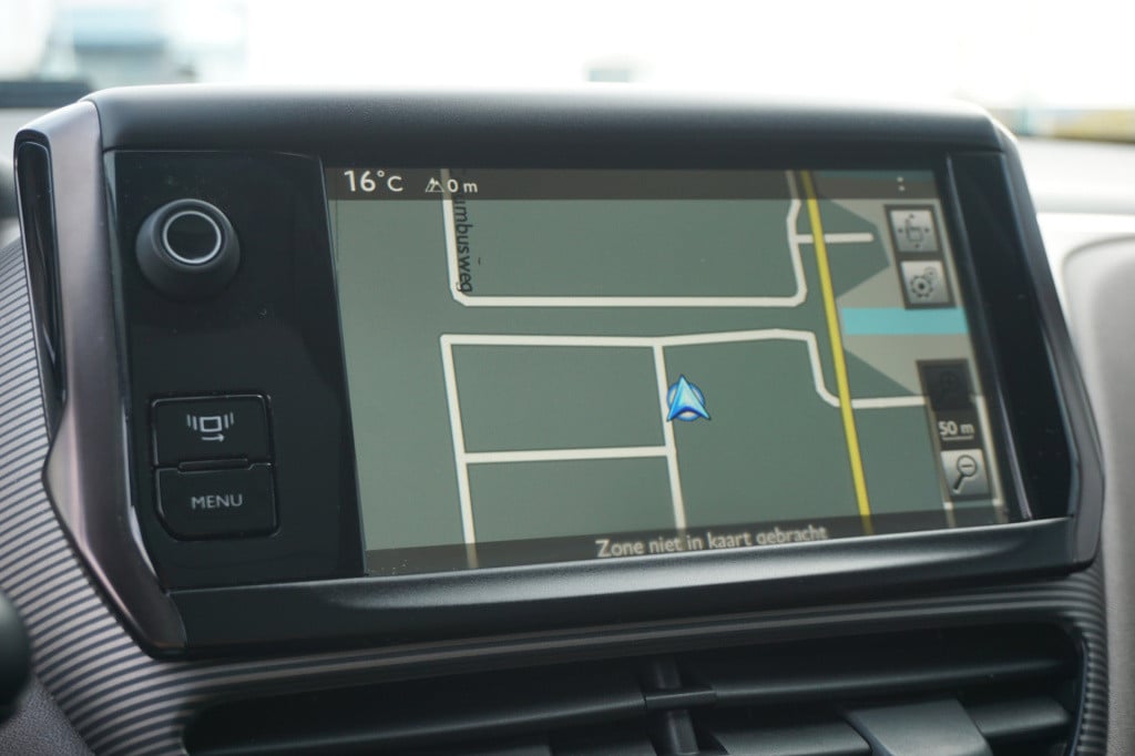 Peugeot 2008 1.6 vti féline airco / navi / cruise / pano / leder / parkeers