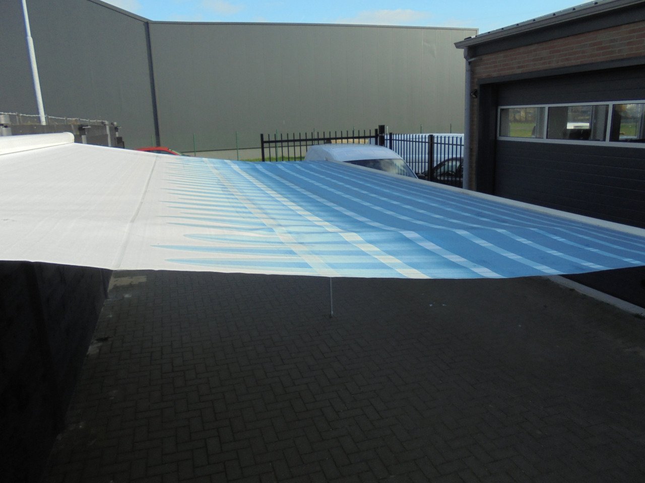 Camper + Caravan luifel breed 445 cm met een uitval van 260 cm hand bedient