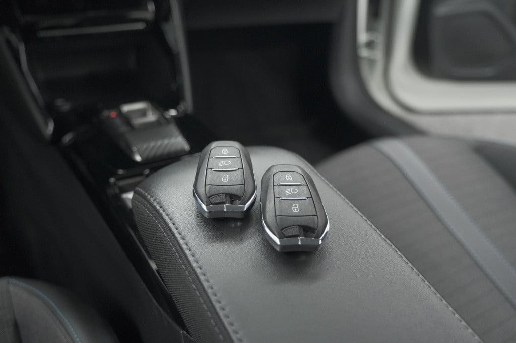 Peugeot 208 puretech 100 eat8 allure pack | camera | navigatie | apple carp