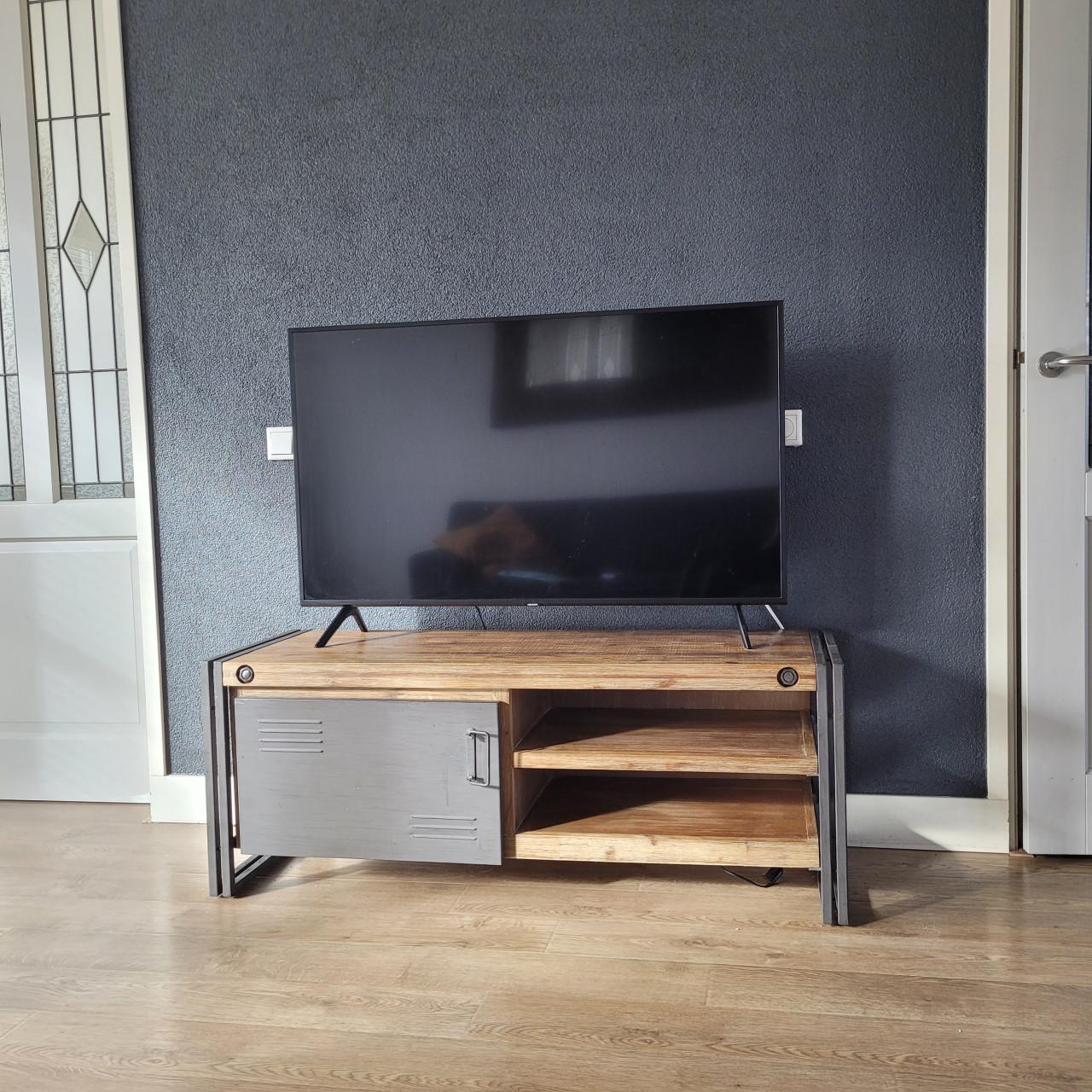 Industrieel TV-meubel – hout & metaal