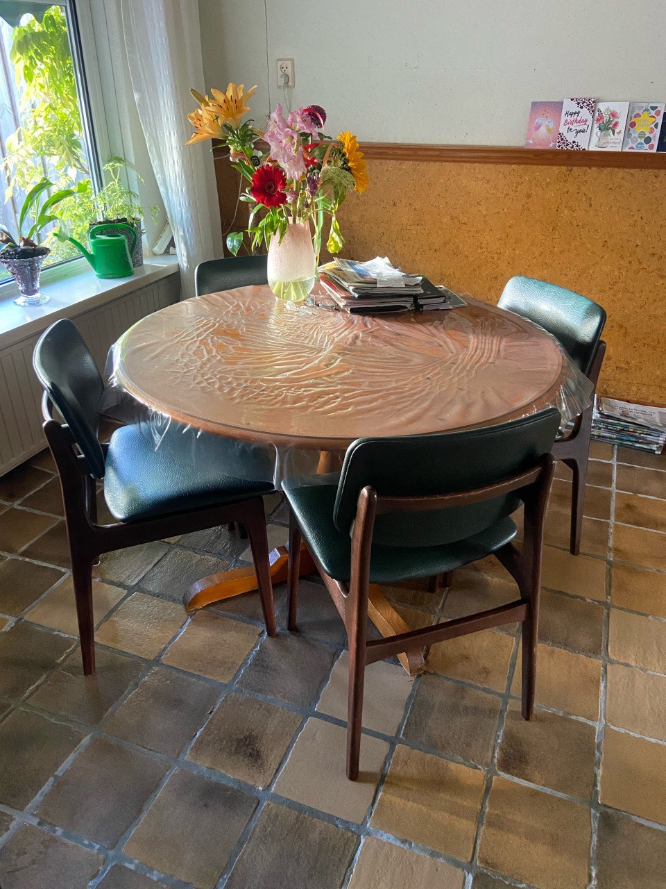 Mooie ronde houten eettafel