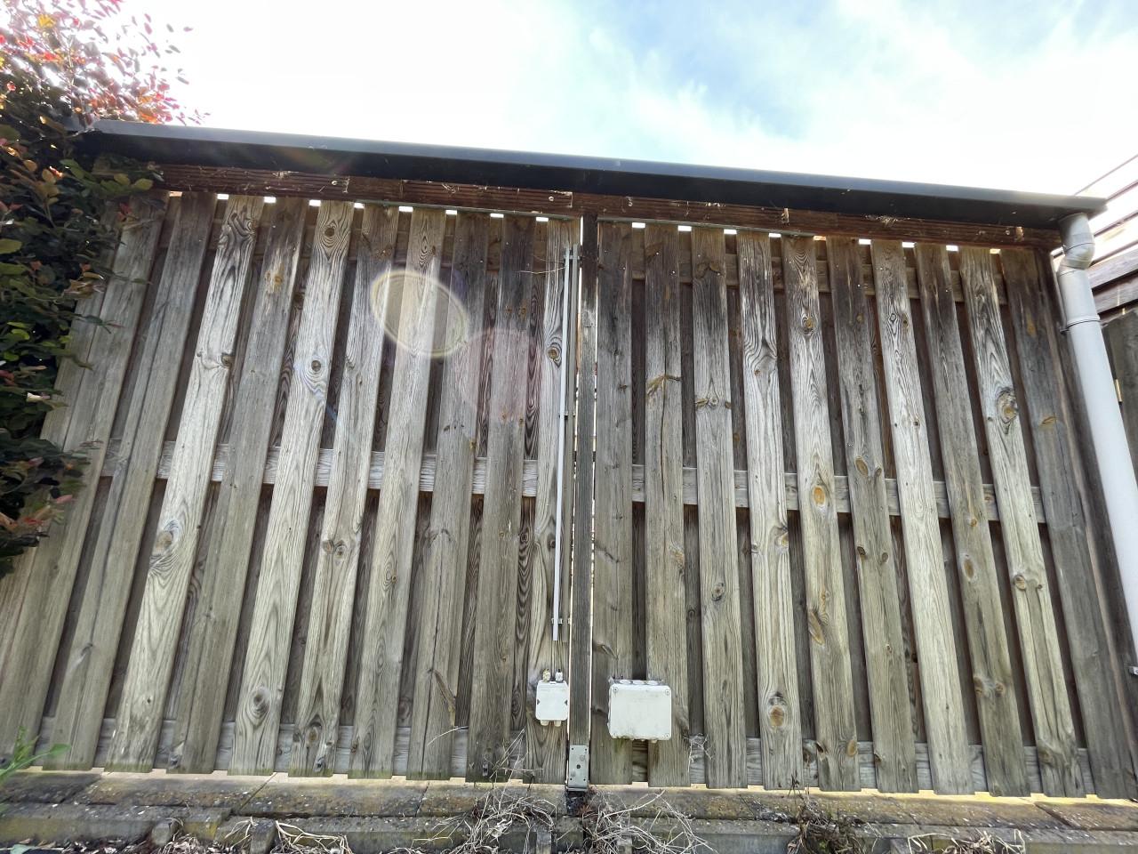 Vrijstaande overkapping (hout met aluminium/polycarbonaat dak)