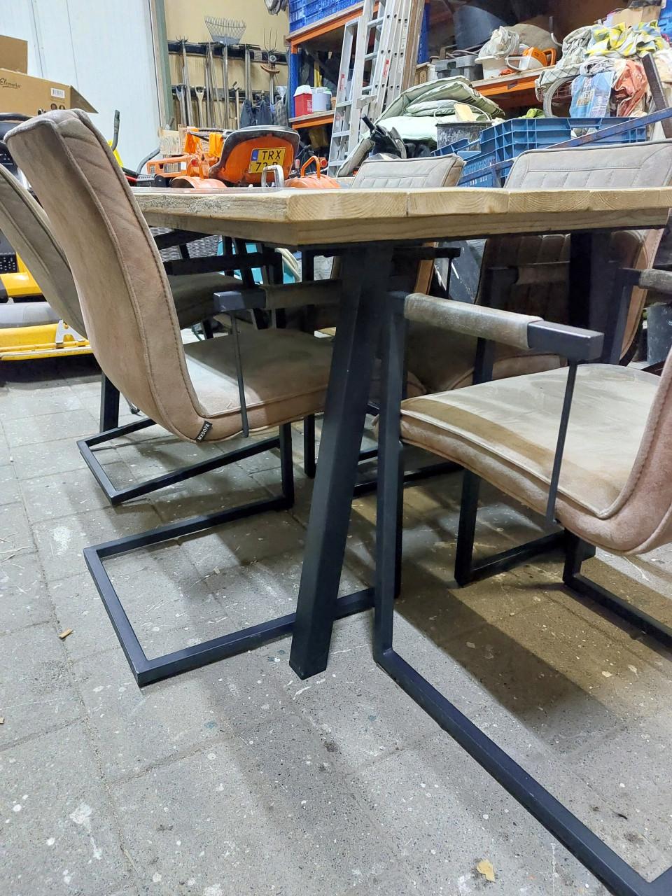 Eettafel met stoelen