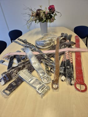 Partij van 30 riemen (nieuw)