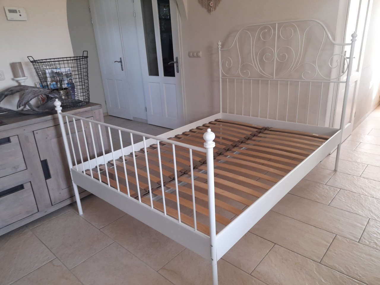 Wit metalen bed 140 x 200 (in goede nette staat )