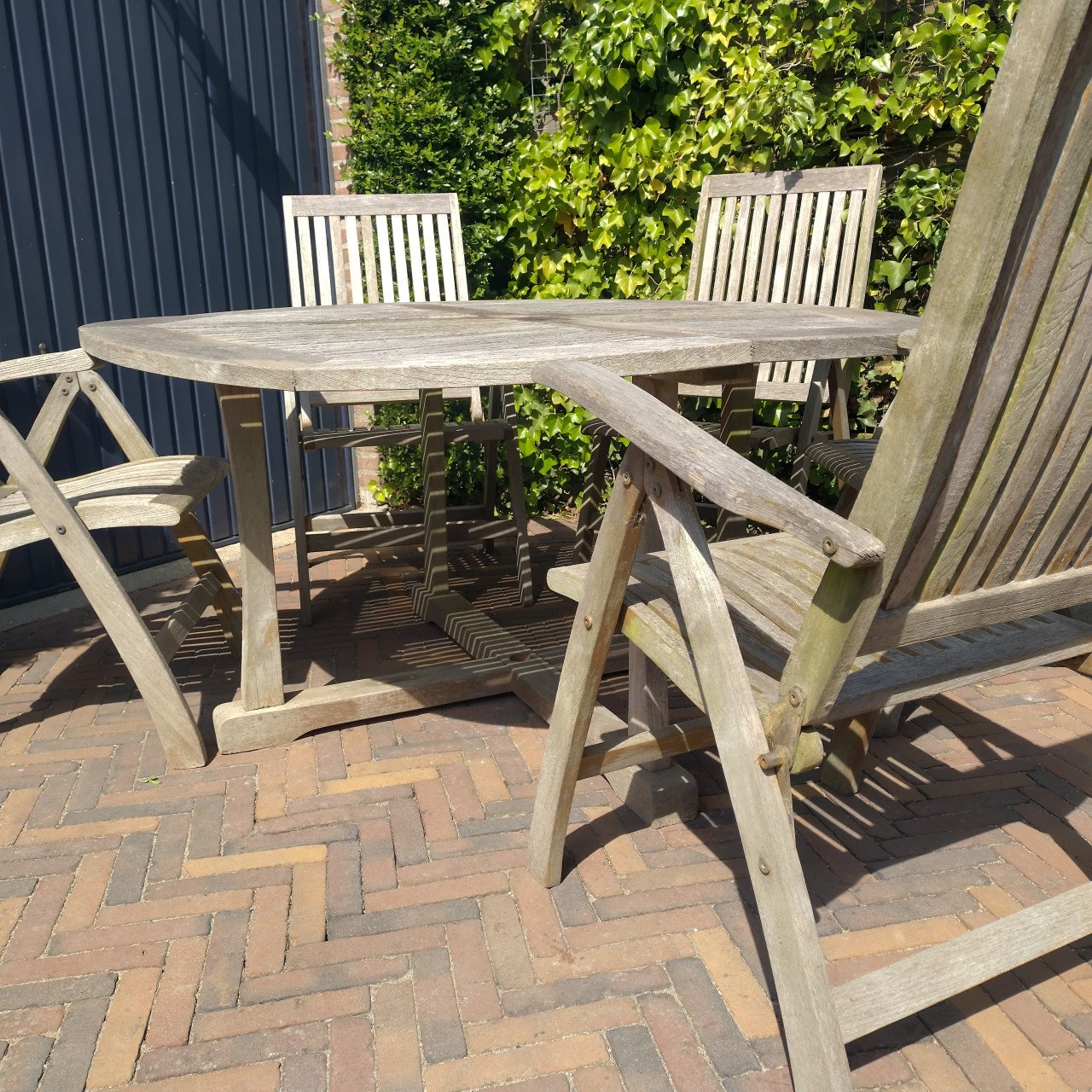 Teakhouten ronde terrastafel met vijf inklapbare stoelen