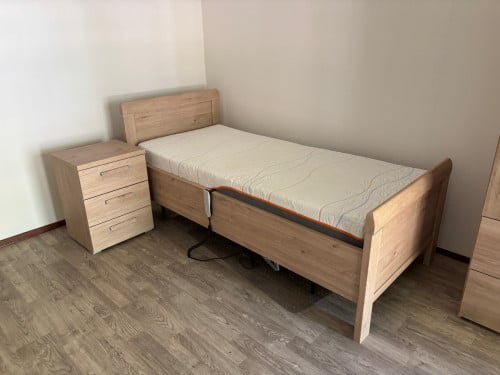 Bed (inclusief M-line matras , nachtkastje en hoog-laag functie)