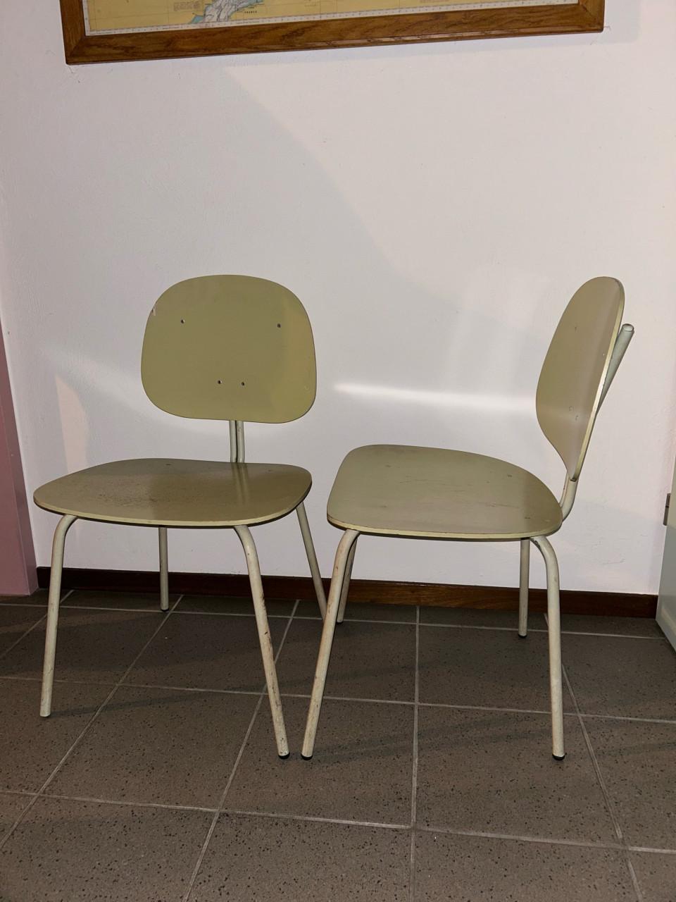 Twee eettafelstoelen