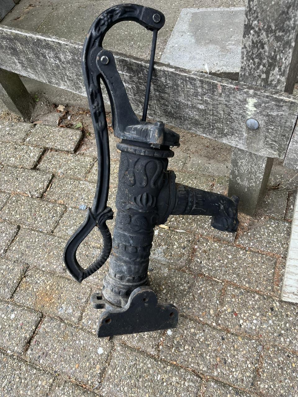 Handwaterpomp, gietijzer