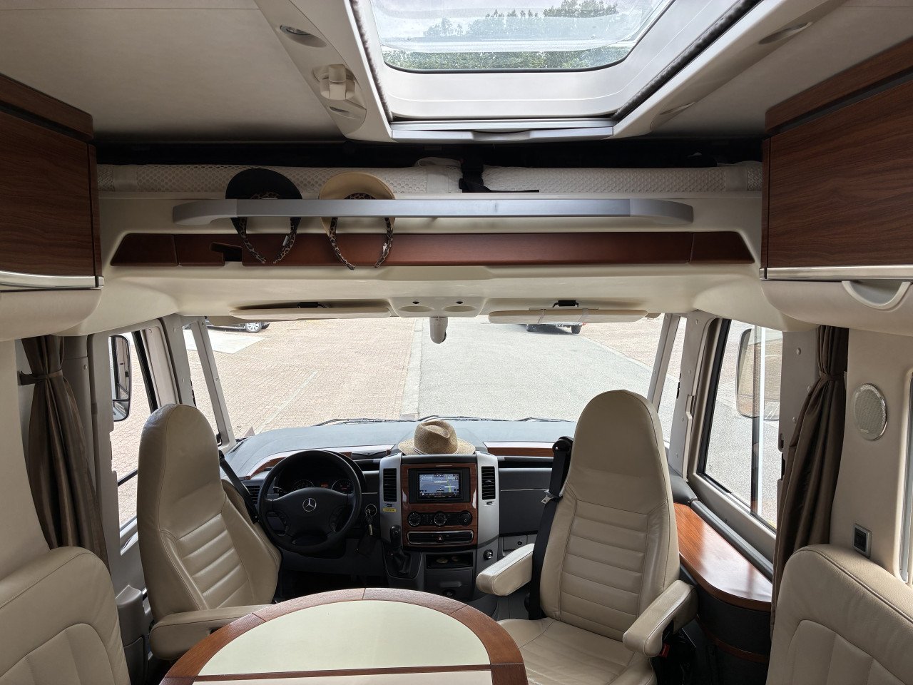 Hymer S840 Mercedes Automaat 58.000 km. Levelsysteem Queensbed + Hefbed