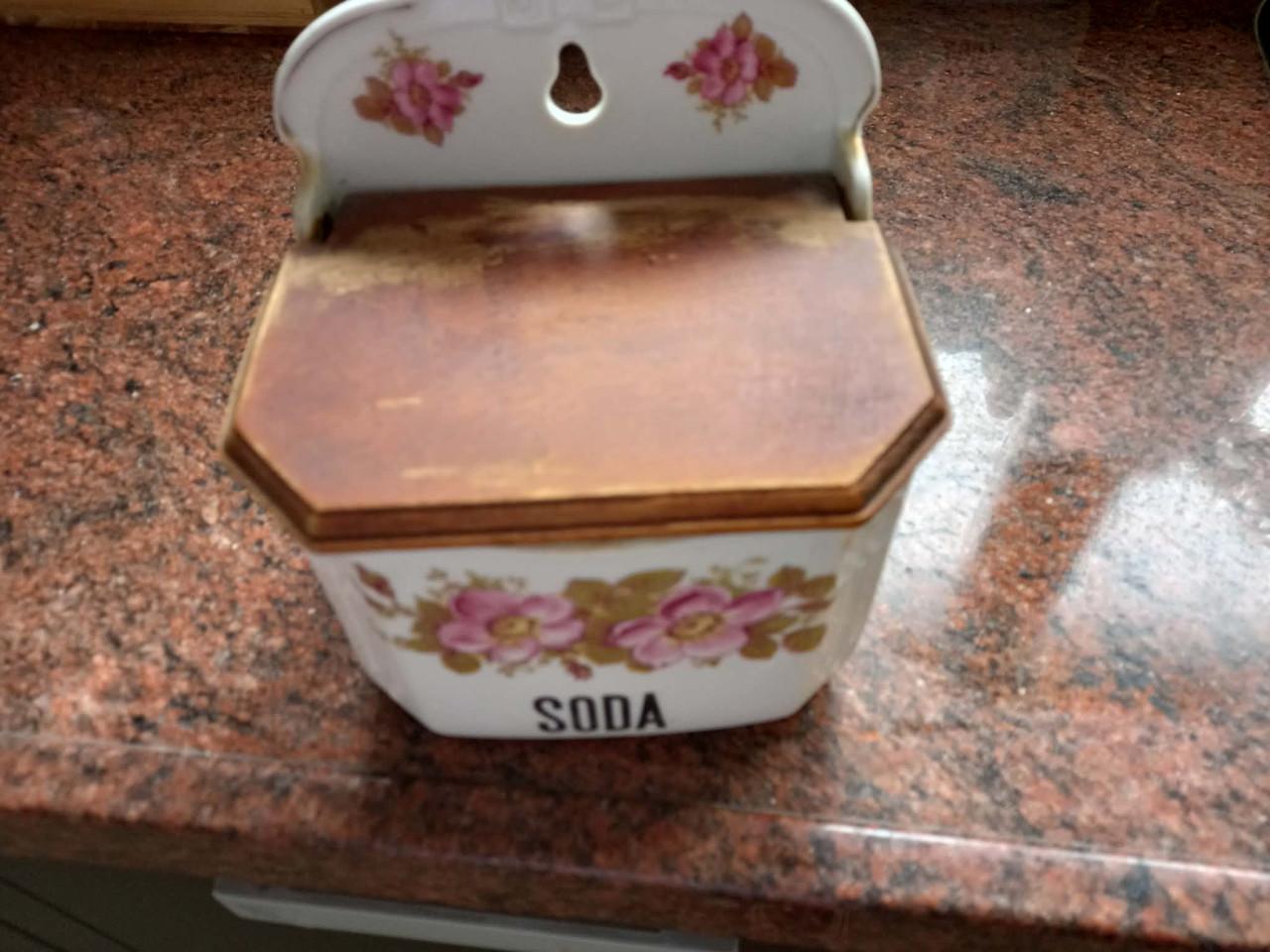 Antieke Zoutpot / Sodapot van Porselein met Houten Deksel