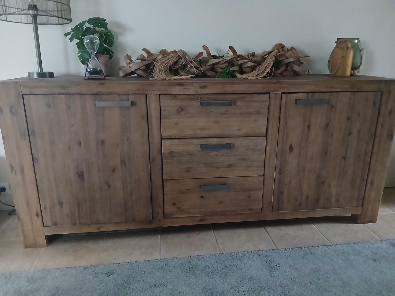 Dressoir, eetkamertafel, stoelen, salontafel