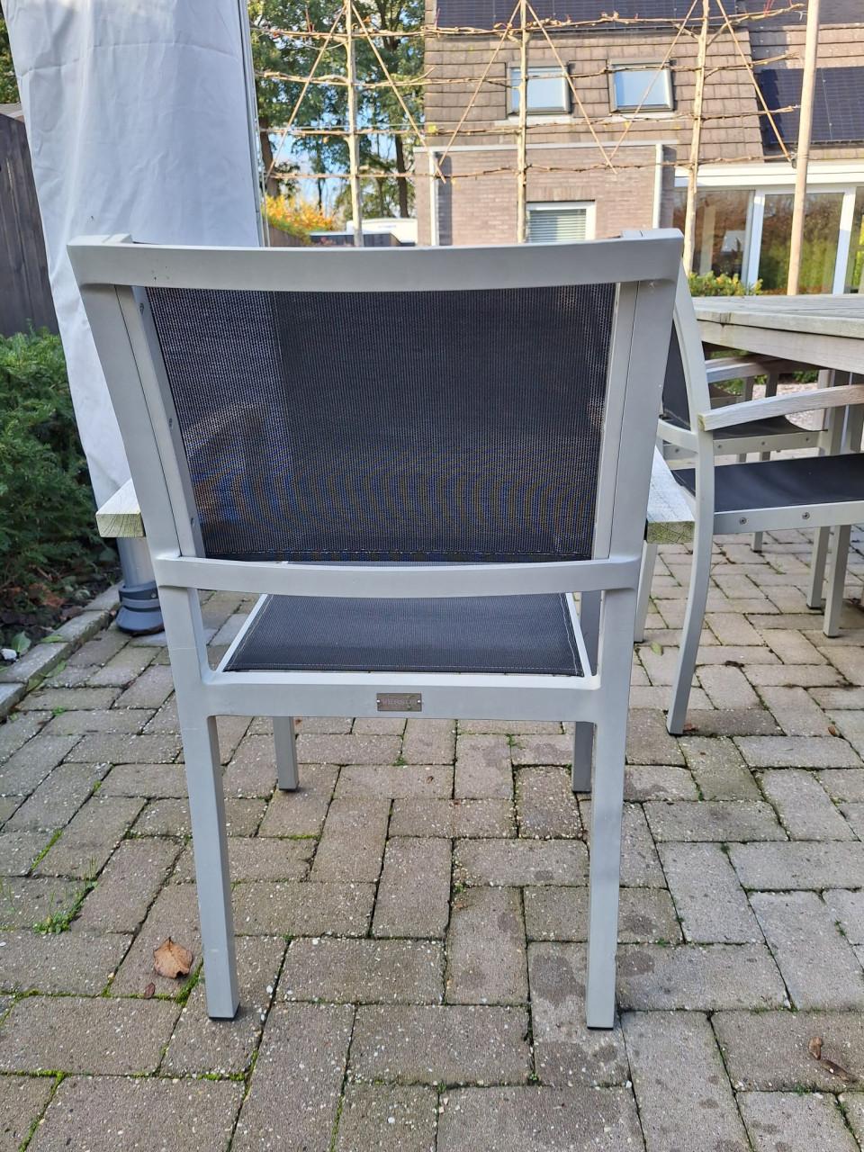 Grote teakhouten tafel met bankje en stoelen