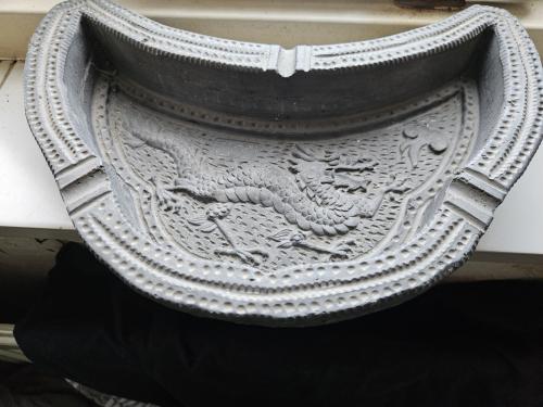 Anieke decoratieve schaal met draak reliëf, chinese daktegel