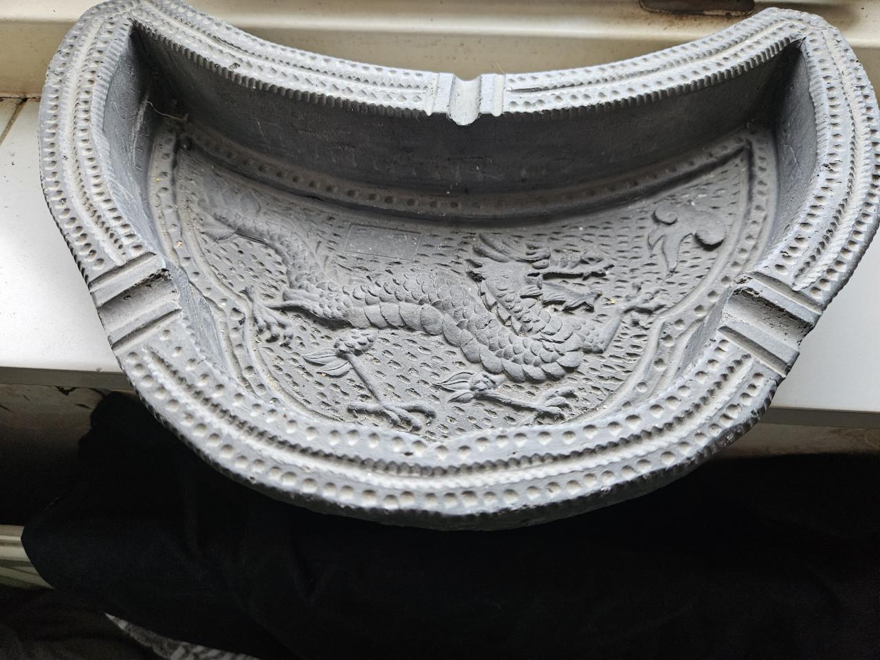 Anieke decoratieve schaal met draak reliëf, chinese daktegel