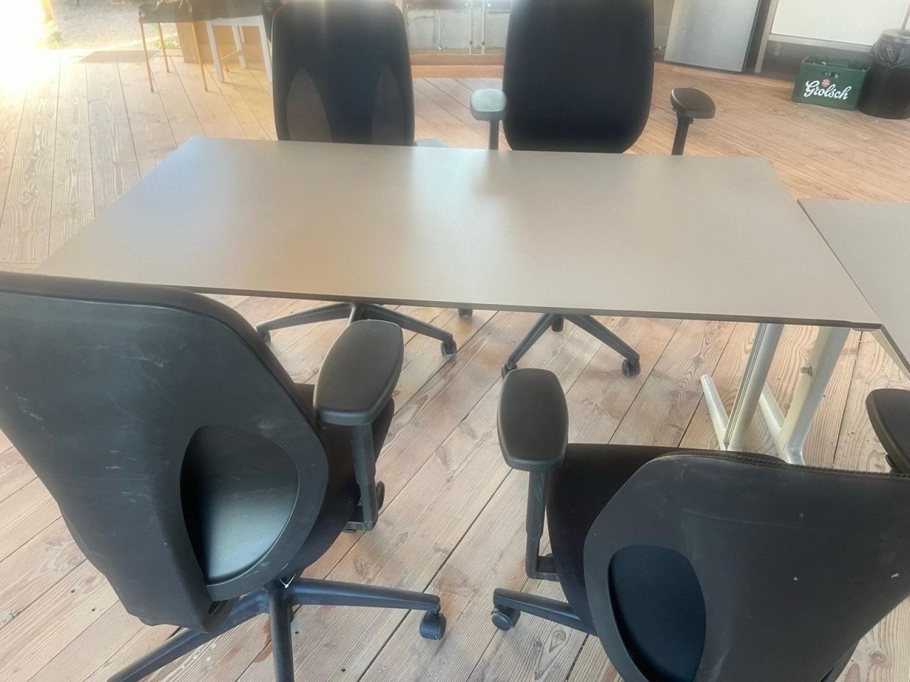 Partij bureaustoelen (Giroflex) en bureaus (Ahrend)