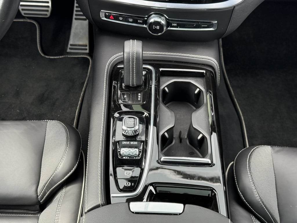 Volvo V60 t6 340pk recharge r-design| panodak| adap.cruise| 360camera| awd