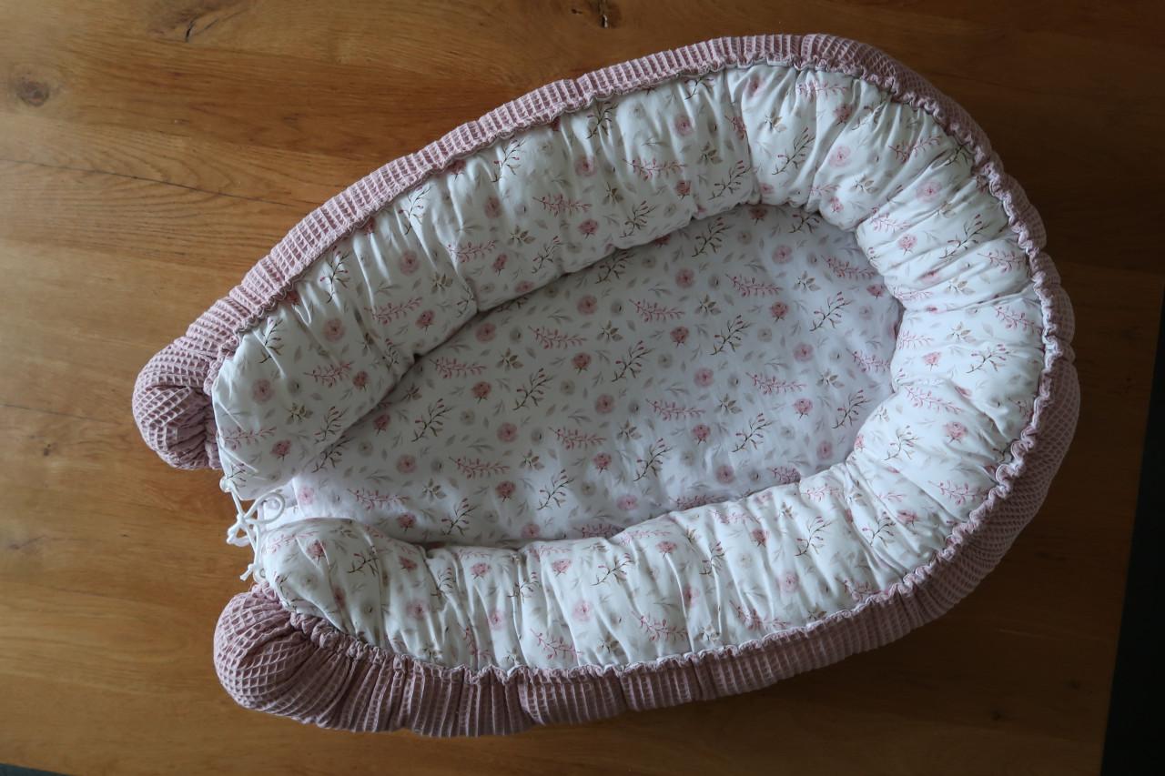 Babynestje, zacht roze/wit met bloempjes, is schoon en fris. Voor €10,00