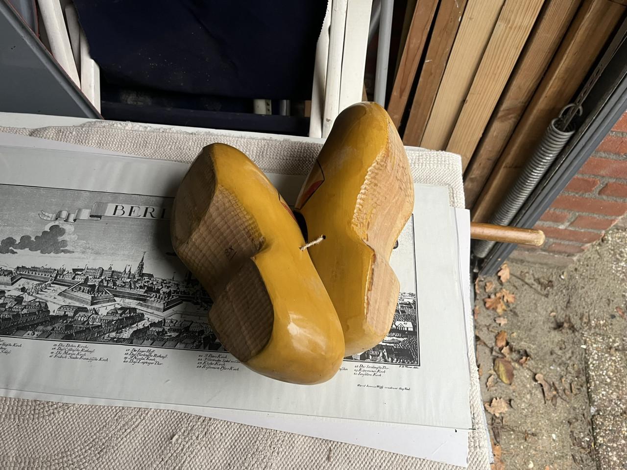 Blank gelakte houten klompen