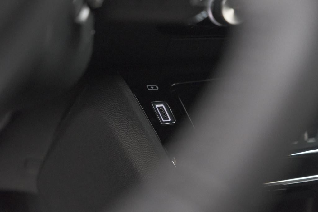 Peugeot 2008 1.2 hybrid 145 allure | apple carplay | climate control | park