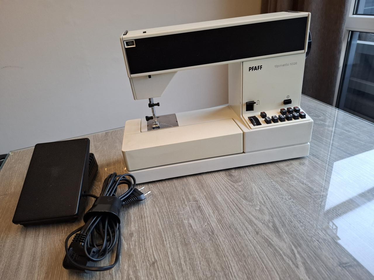 Pfaff tiptronic 1025 Naaimachine met accessoires.