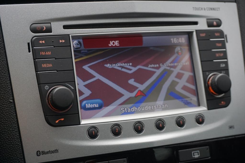 Opel Corsa 1.4-16v airco / navi / cruise / stoelverw. / parkeers. / elektr.