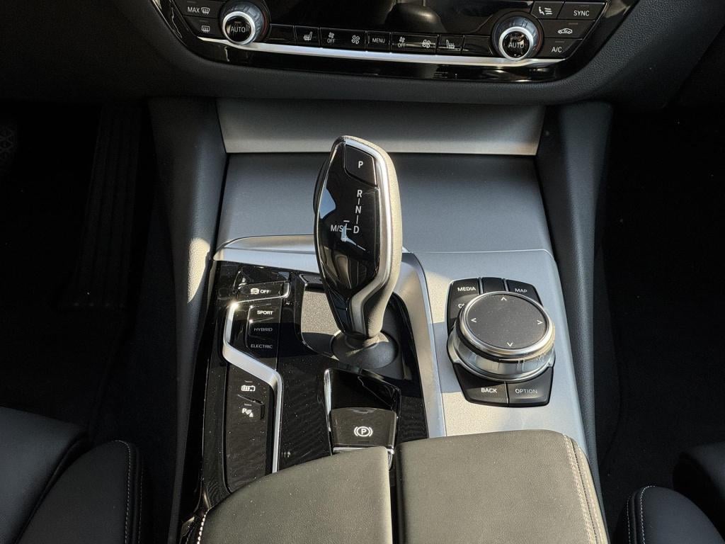 BMW 5 Serie touring 530e xdrive business edition plus soh 98% nl-auto!