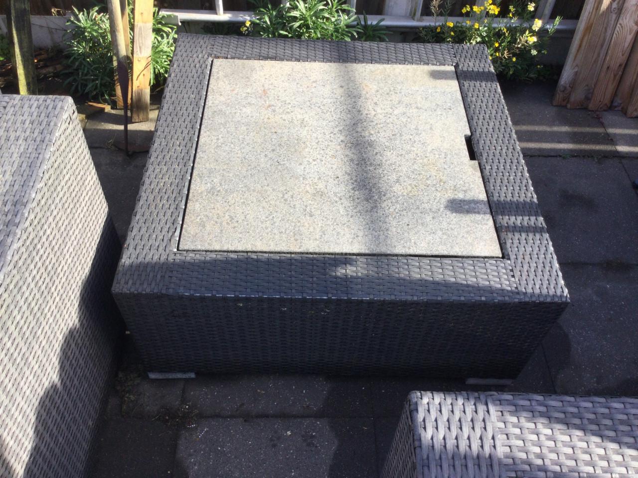 Gratis af te halen tuinset,  bestaande uit bank, 2 stoelen en tafel