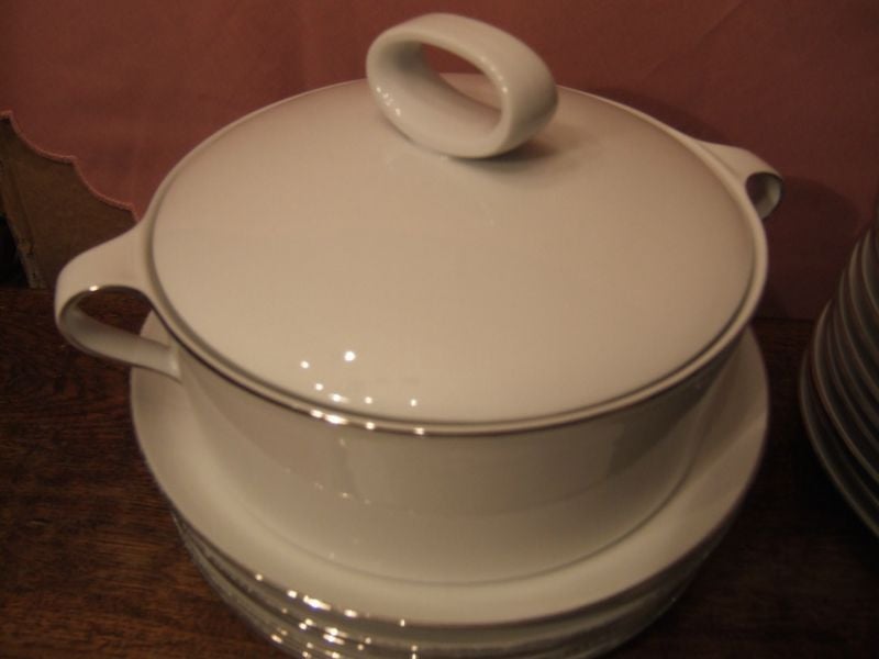 Essenbach servies in mooie staat ( wit met zilveren rand )
