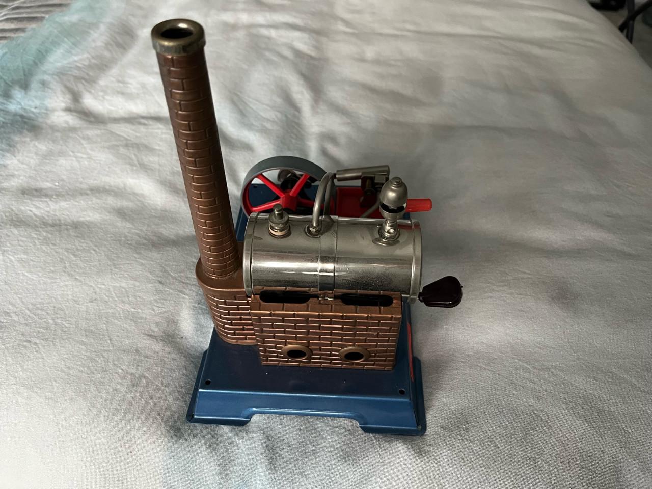 Retro Wilesco Stoommachine D5 is een van de eerste versies met stoomfluit