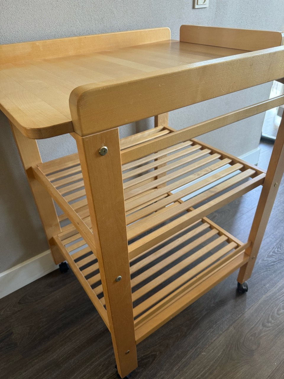 Te koop: Luxe baby verzorgingstafel van TROLL – massief hout