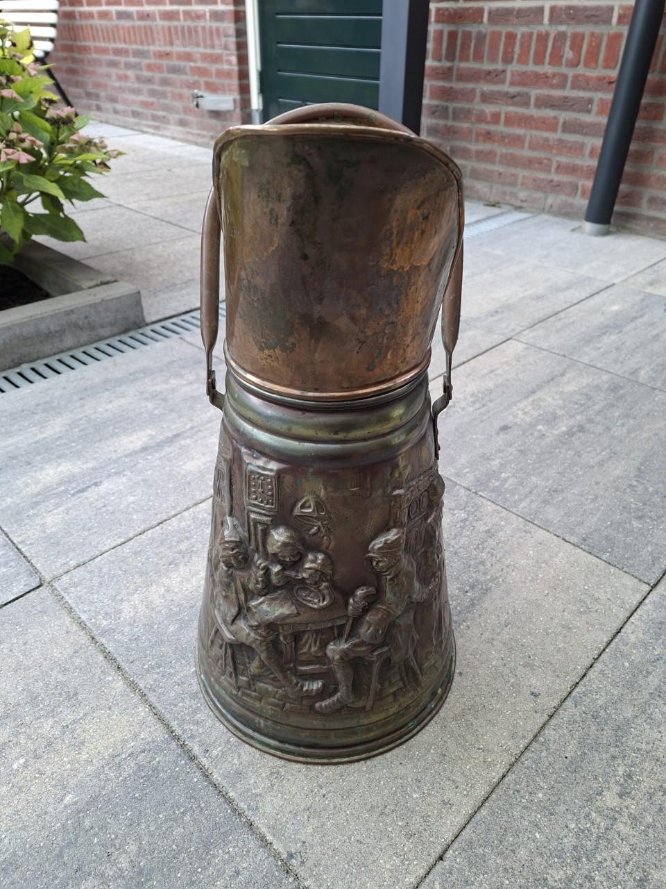 Antieke koperen kolenkit met oud Hollands herberg tafereel.