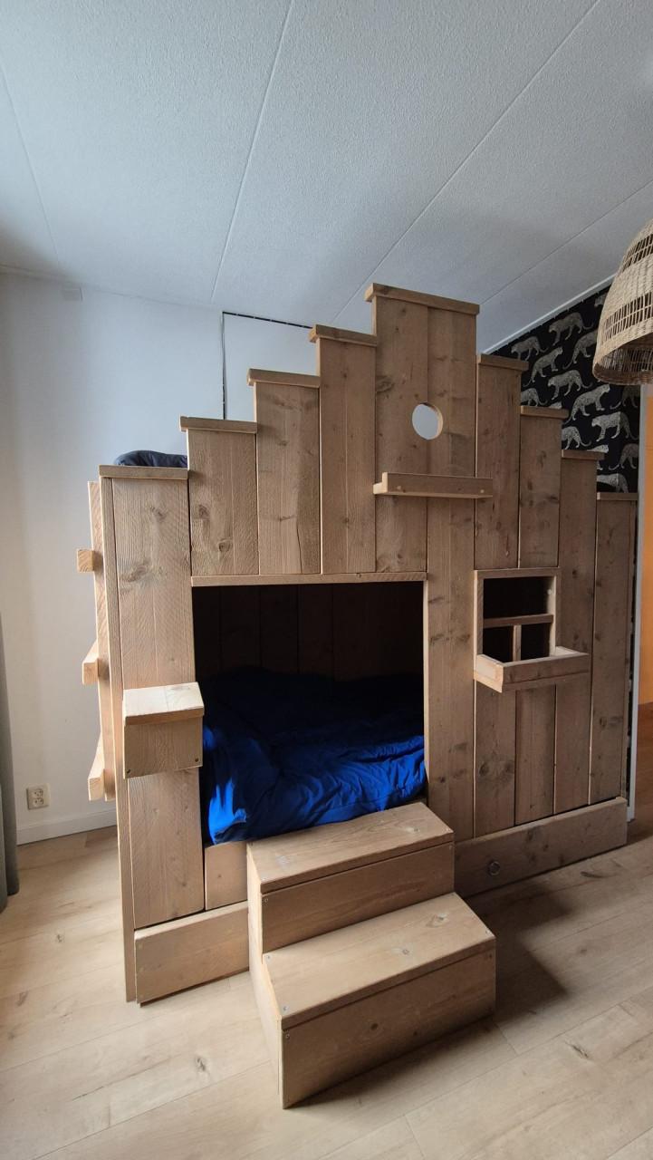 Steigerhouten huisjesbed