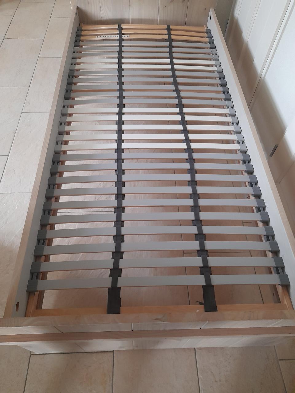 Massief houten 1 persoons bed 90 x 200 (in goede staat )