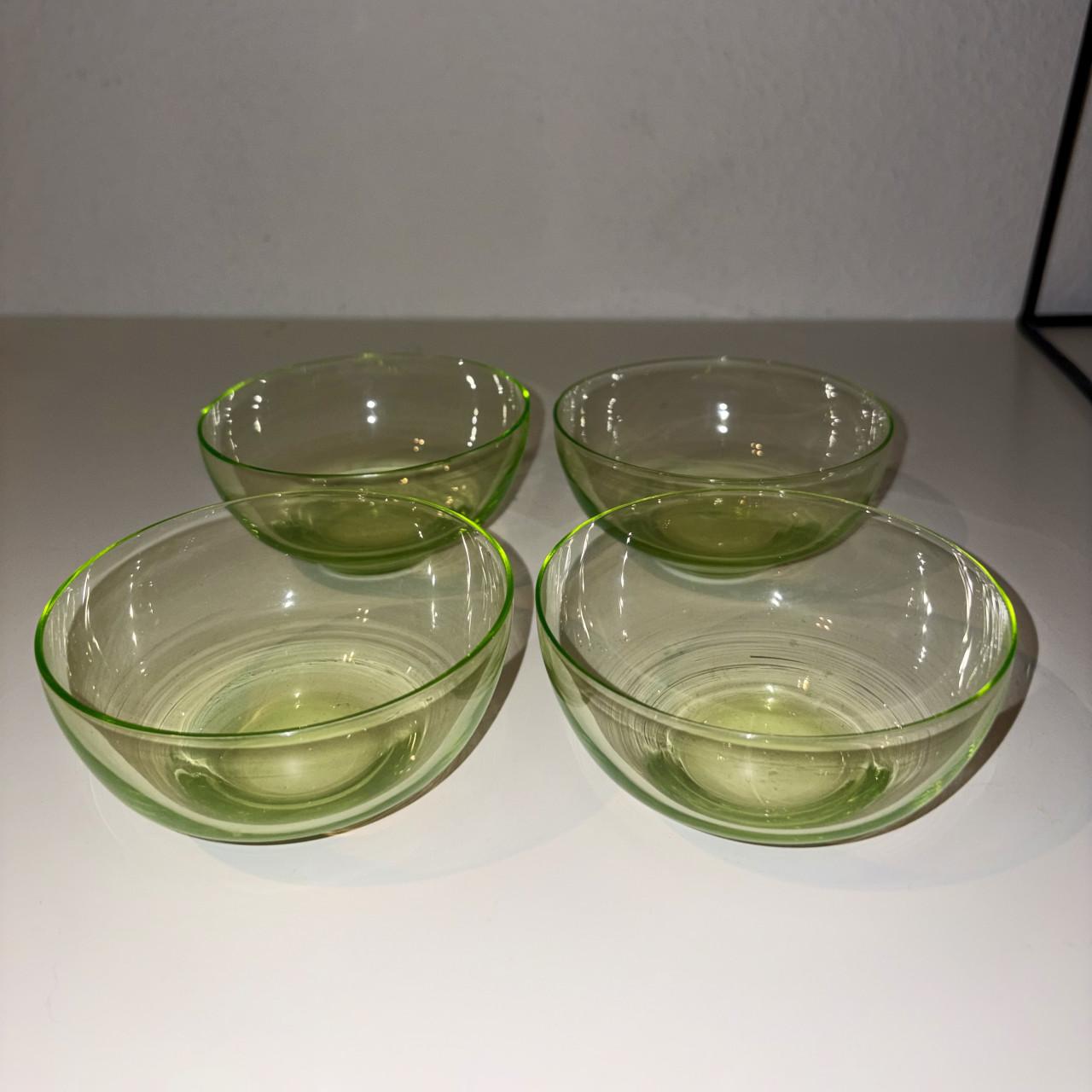 4 uranium schaaltjes, uv395