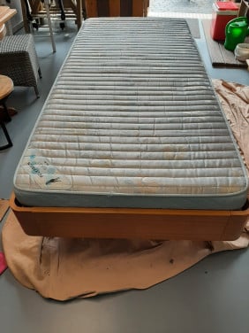 Te koop 1 persoonsbed + matras 90x200cm van Jaap de Jonge beddenzaak