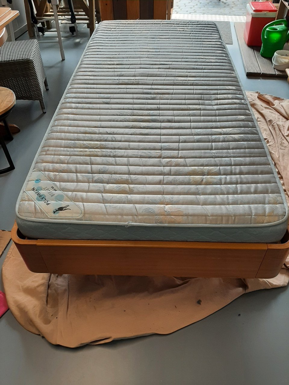 Te koop 1 persoonsbed + matras 90x200cm van Jaap de Jonge beddenzaak